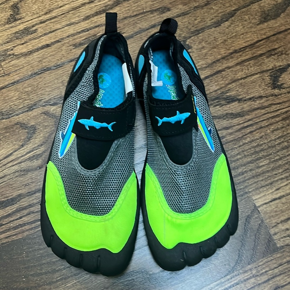 Kids Newtz Water Shoes. Great condition. Size 4/5